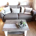 Schönes neues hochwertig renoviertes 2-Zimmer Appartement in der 4. Etage.