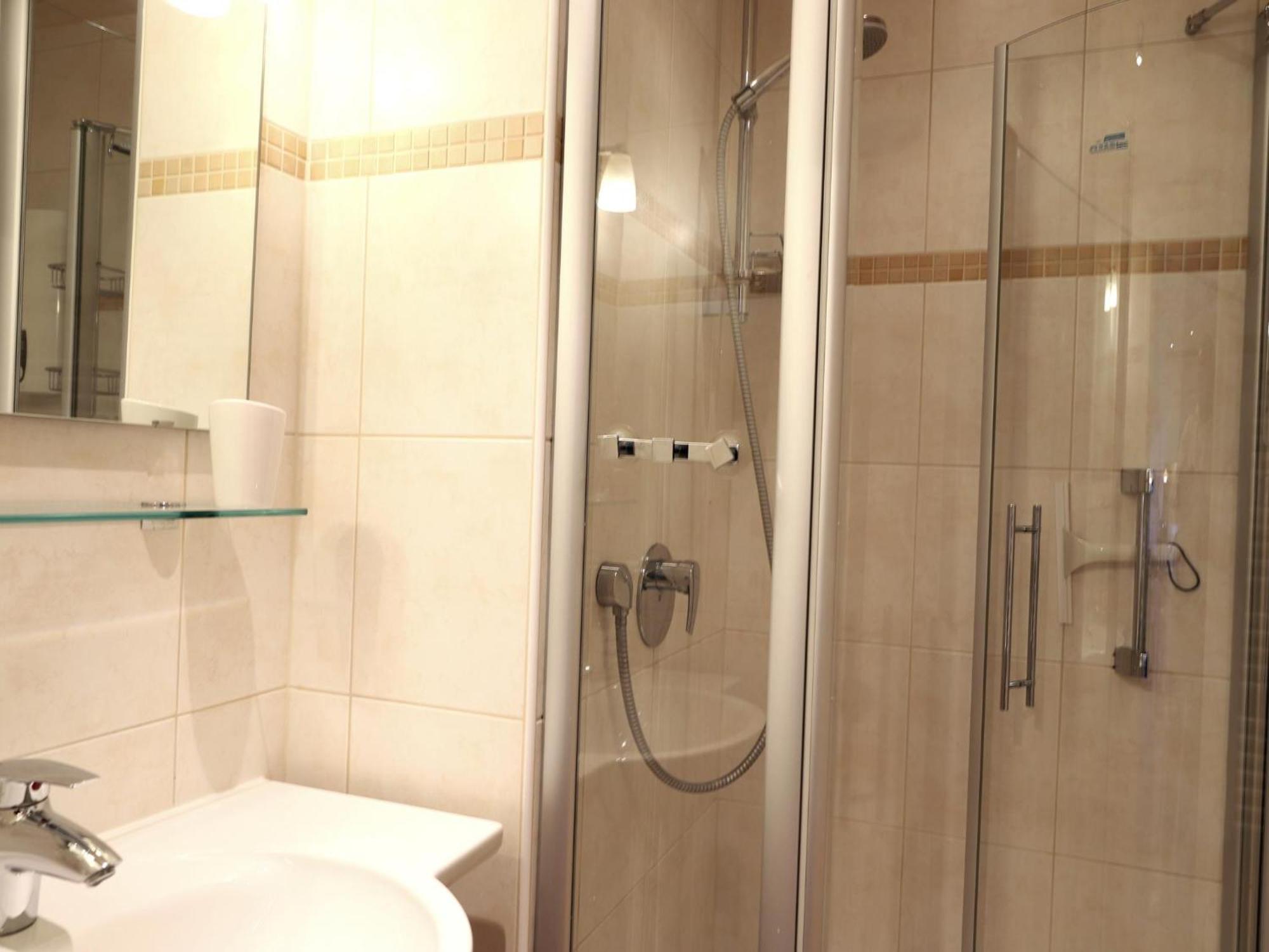 Apartment Schönes Neues Hochwertig Renoviertes 2-zimmer In Der 4. Etage. *